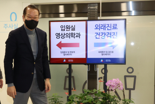 국민의힘 권영세 비상대책위원장이 27일 오후 서울 영등포구 인봉의료재단 영등포병원을 방문, 설 연휴 응급의료체계 현장점검을 하고 있다.  <연합뉴스>